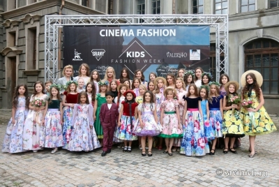 Дизайнер Ирина Шарлау на показе Cinema Fashion на киностудии Мосфильм