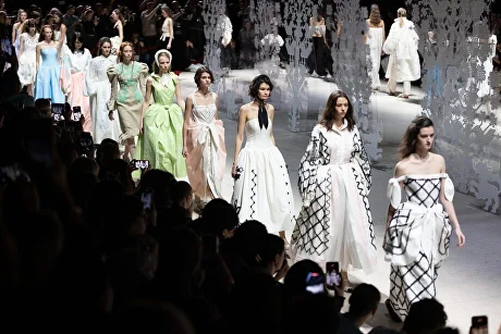 Первый день Московской недели моды: автогонки, королевский Версаль и русское приданое